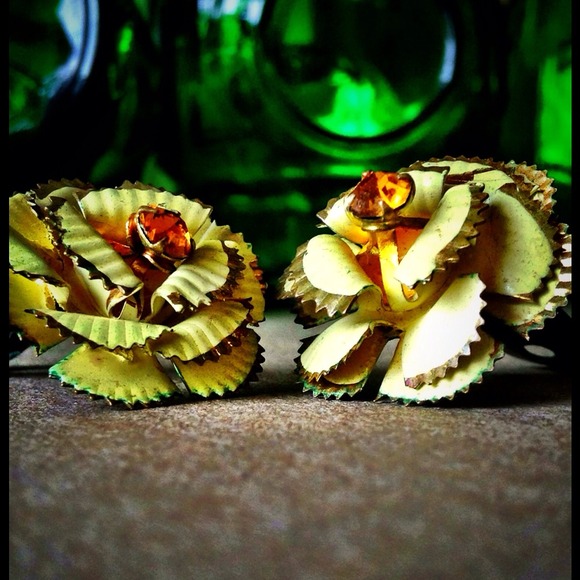 Vintage metal flower earrings!