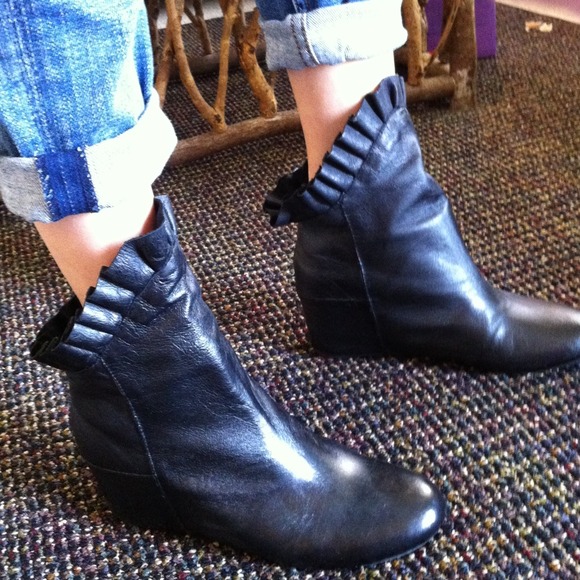 🌟Sold🌟NYLA Black leather ankle boots