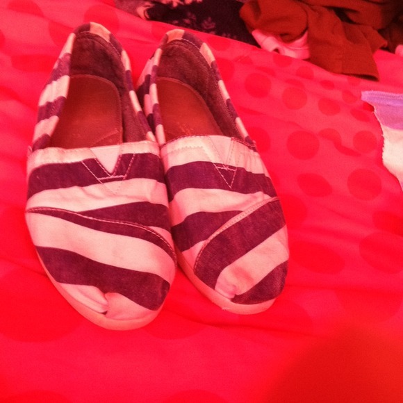 Blue and white striped toms size6 gently used