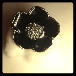 💍Super cute black enamel flower cocktail ring💍