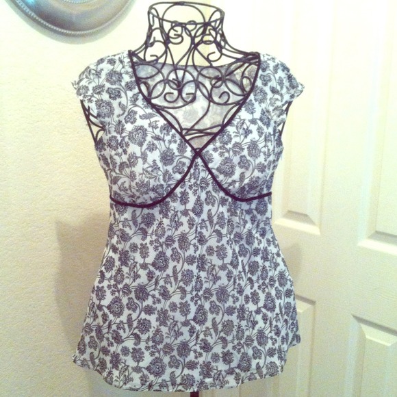 🚫SOLD🚫🌹Black and white Loft Blouse🌹
