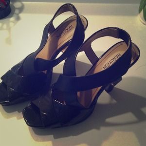 Kenneth Cole strappy sandals
