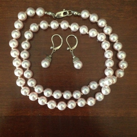 Jewelry - Pale pink pearl necklace and earring set