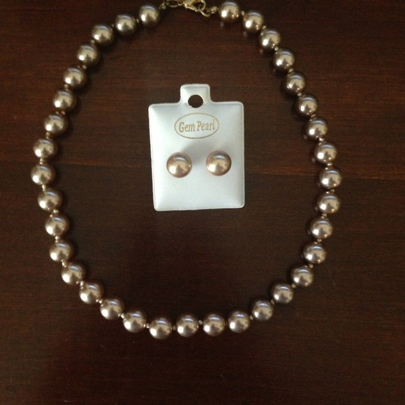 Jewelry - Beautiful taupe pearl necklace and earrings