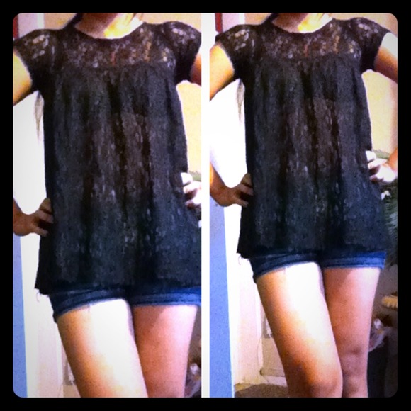 ❌❌SOLD❌❌Black laced blouse.