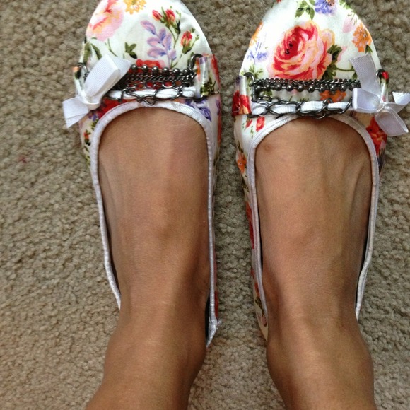 Flower print flats