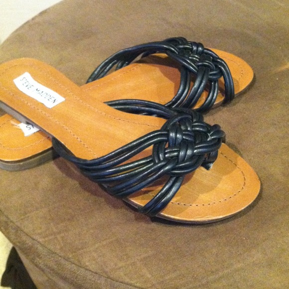 Adorable Steve madden black flat sandals!