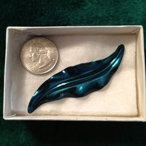 Vintage leaf pin
