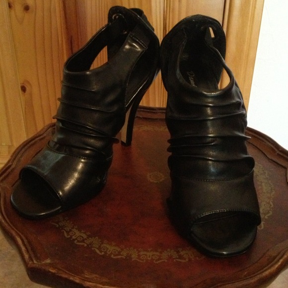Black Pleaty Heels Elastic Slip-On size 7 EUC