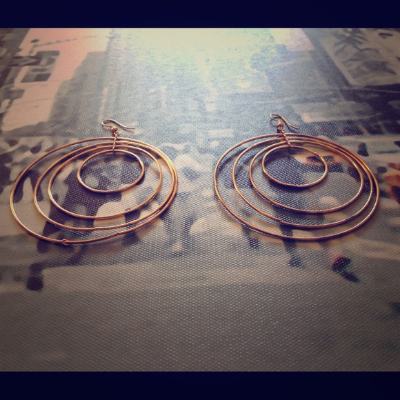🚫SOLD🚫Gold Wire Circle Dangle Earrings