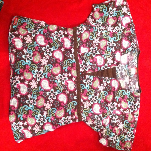 CUTE CHOCOLATE SCRUB TOP WITH FLOWERS
