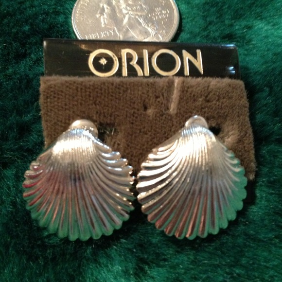 Jewelry - Silver tone shells pierced