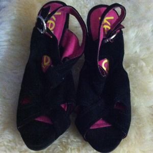 Black sandal heels. Leather.