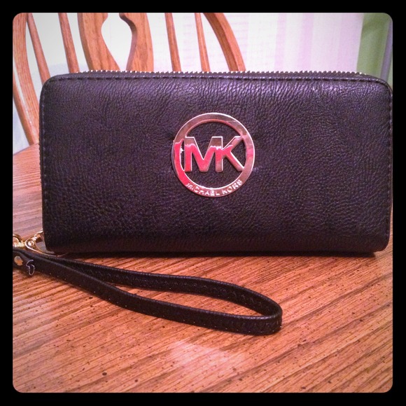 Beautifully inspired Michael Kors Wallet.