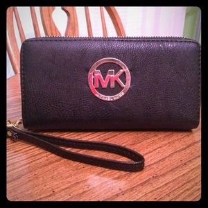 Beautifully inspired Michael Kors Wallet.