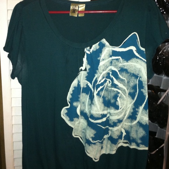 Bundled for  whit0913.  1x shirt dark green shirt.