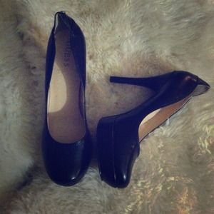 BUNDLE: Black and nude guess heels size 10