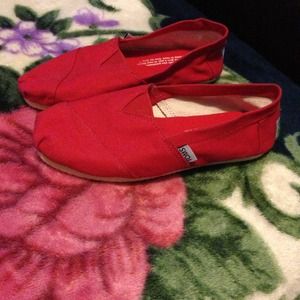 BRAND NEW Red Toms !