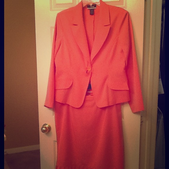 2pc coral color suit.  Perfect for office....