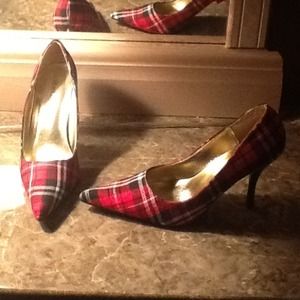 Red plaid pump