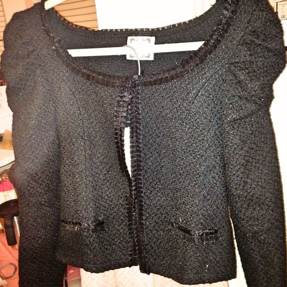 Size large cropped , puffed sleeves black jacket
