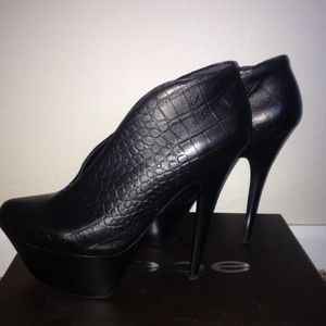 BEBE BLACK KRYA CROCO BOOTIE
