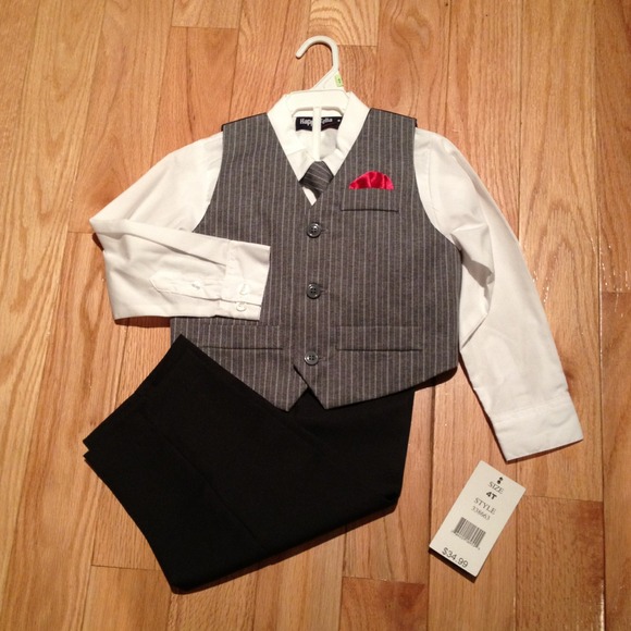 💋SOLD💋 Boys 4T 3 pc suit with tie NWT
