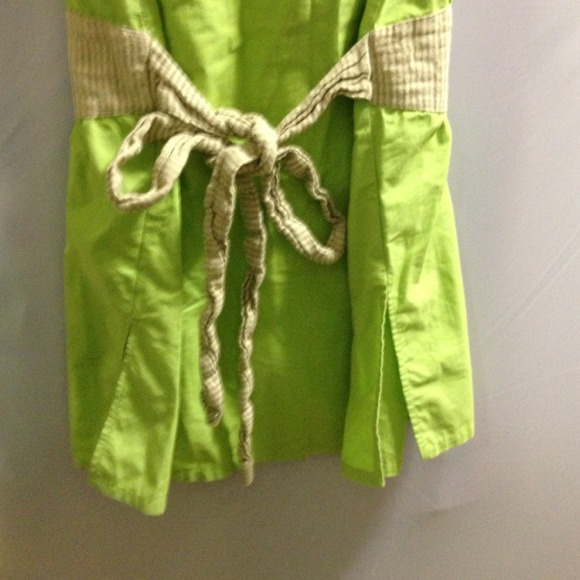 Pema Designer Kiwi Colored V-Neck shirt - Picture 4 of 4