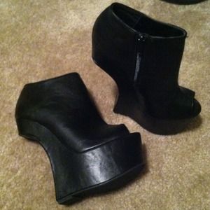 Reduced!! 👠BRAND NEW - curved wedge