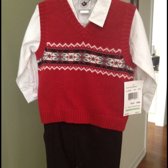 📌📌SOLD📌📌. Black pants, white shirt with red