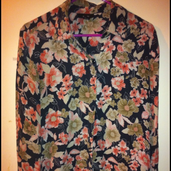 😱SOLD !!! $5 ITEM 😱Vintage inspired flowery top