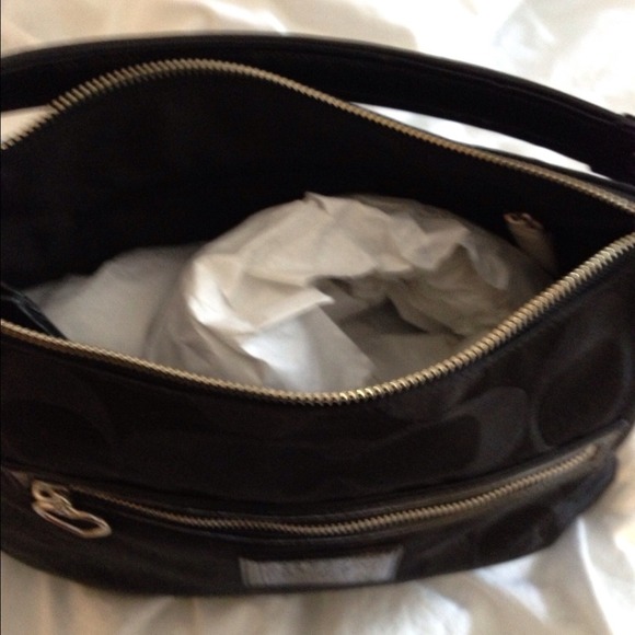 ❤Sold❤Coach Daisy Hobo -NWT - Picture 2 of 2