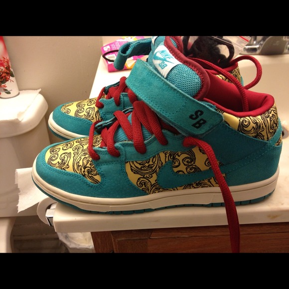 Very Rear Nike SB PeaCocks size 5.5 men's