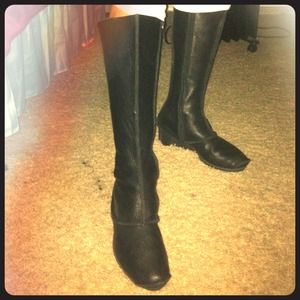 Pair of black boots, it's a bit big on me!