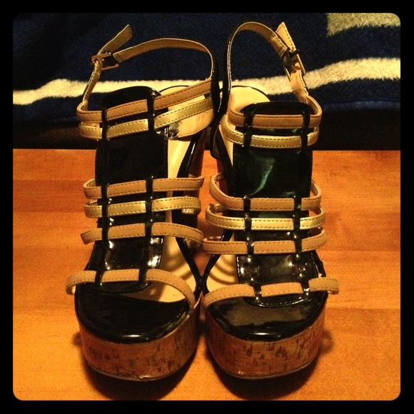 Cute Strappy Black and Tan Wedges!
