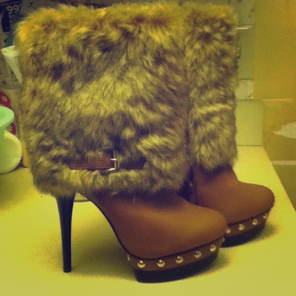 BEBE fur boots!
