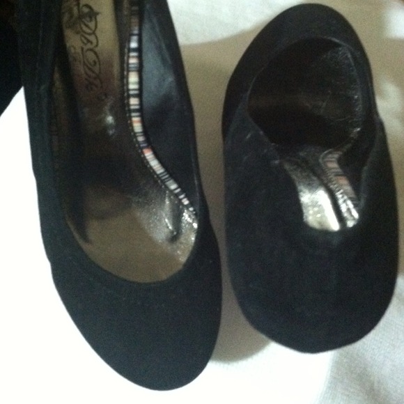 Sold in bundle.. Black wedge shoes.. Reduced!! - Picture 2 of 4