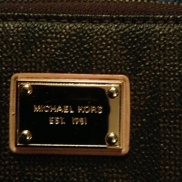 ⭐️PRICE FIRM⭐️Michael Kors Wristlet - Picture 2 of 4