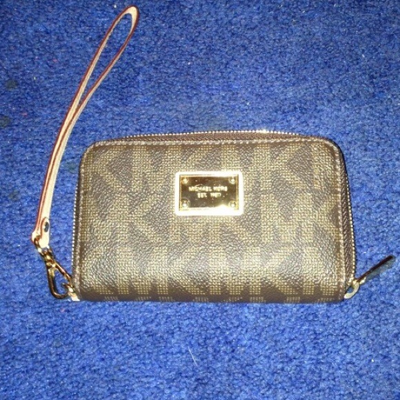 ⭐️PRICE FIRM⭐️Michael Kors Wristlet - Picture 4 of 4