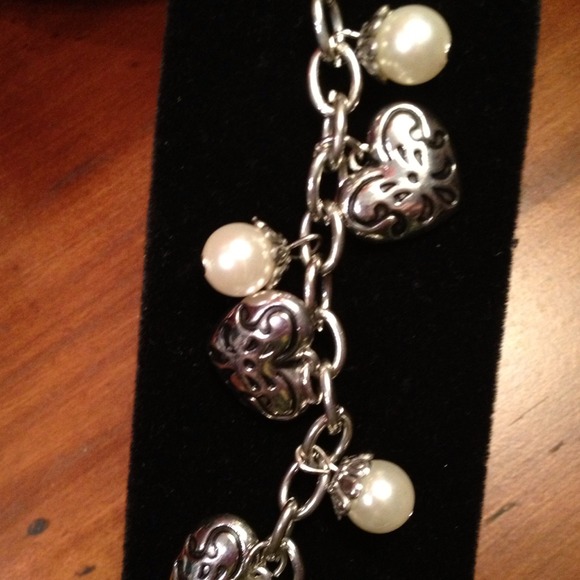 Beautiful Silver Pearl  Bracelet.