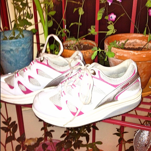 Size 7 pre owned MBT's, pink!