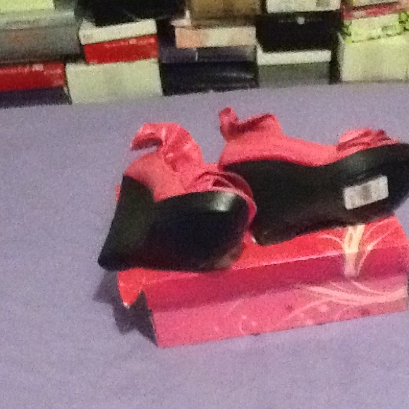 Hot pink shoes - Picture 2 of 4