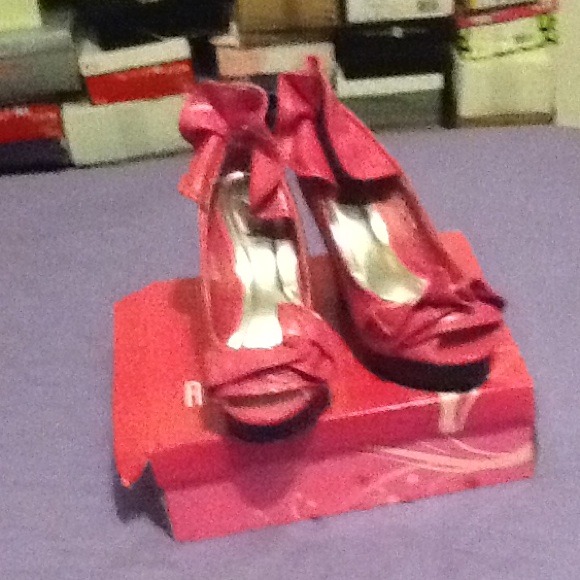 Hot pink shoes - Picture 3 of 4