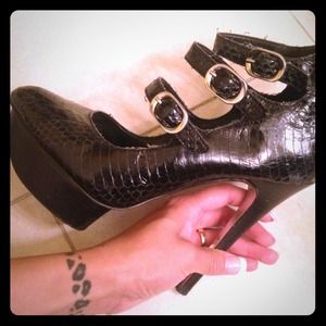 Bebe Black snake print trendsetter heel