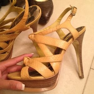 Bebe miss butterfly yellow heel