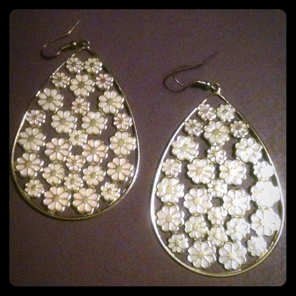 Teardrop shaped pink & white daisy earrings. Nice!