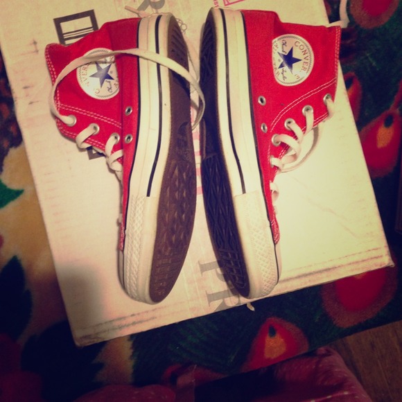 Red high top converse men 5 women's 7