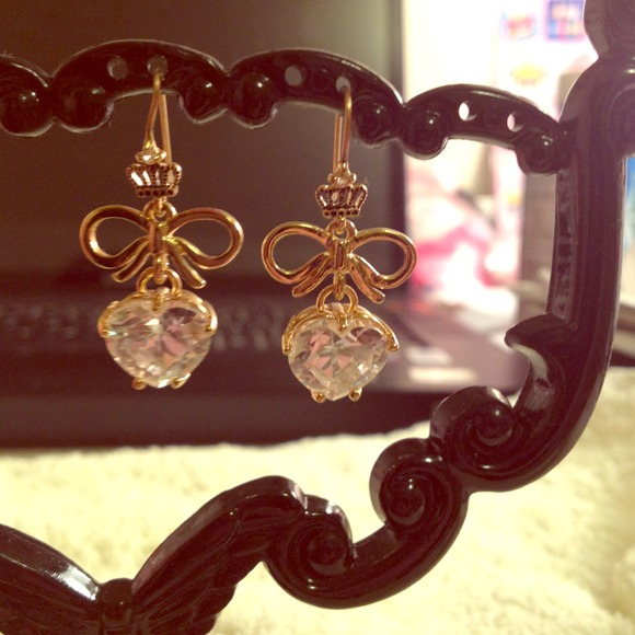 Super adorable Juicy earrings