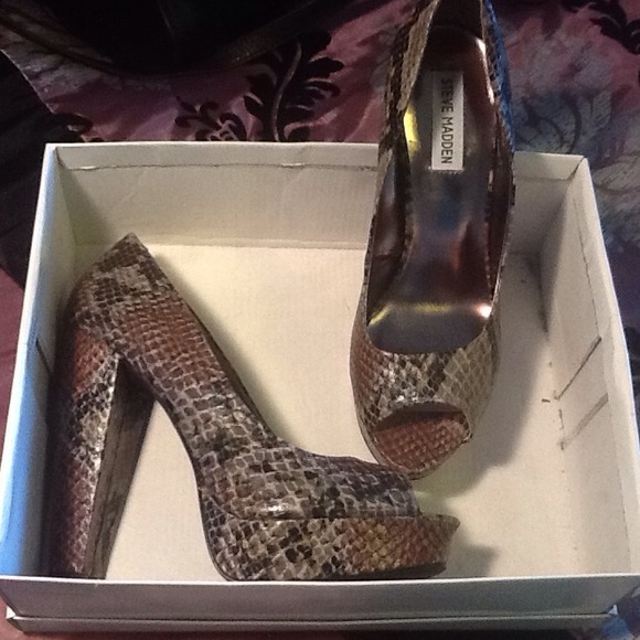SOLD!! REDUCED!!! Size 9 Steve Madden P-Alice Pump