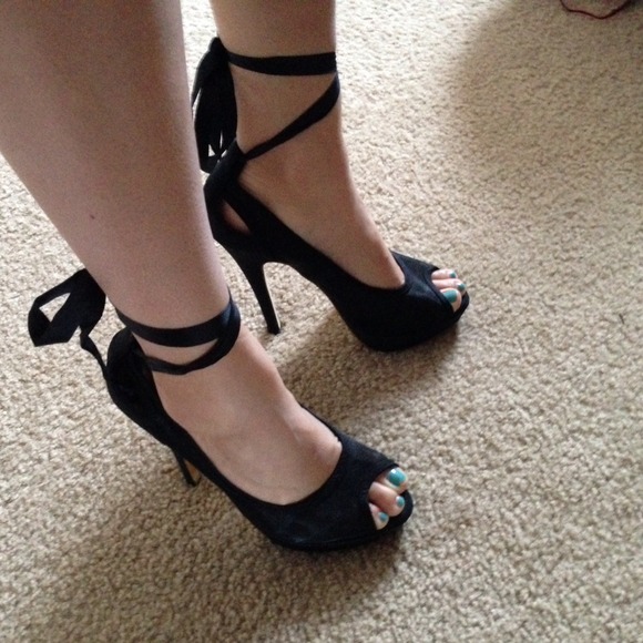 XxSOLDXX Cute Colin Stuart black heels - Picture 2 of 3